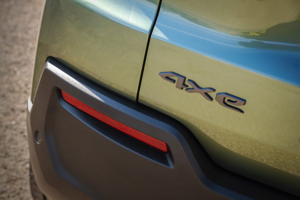 Close-up van het 4xe-embleem op de groene Jeep Avenger